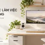 Cover setup góc làm việc tone trắng với bàn trắng, phụ kiện trắng và điểm nhấn gỗ sáng