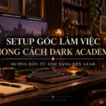 Setup góc làm việc phong cách dark academia với đèn retro và bàn gỗ
