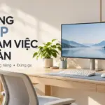 Ý tưởng setup bàn làm việc tối giản với bàn gỗ sáng, màn hình và phụ kiện gọn gàng